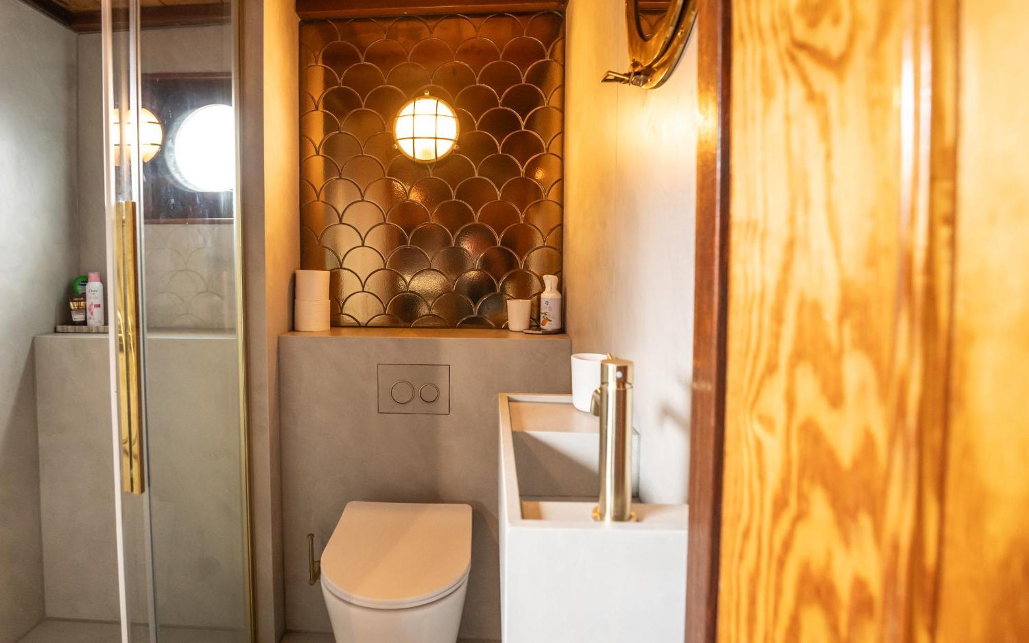 Houseboat-Amsterdam-Classic Luaran gambar