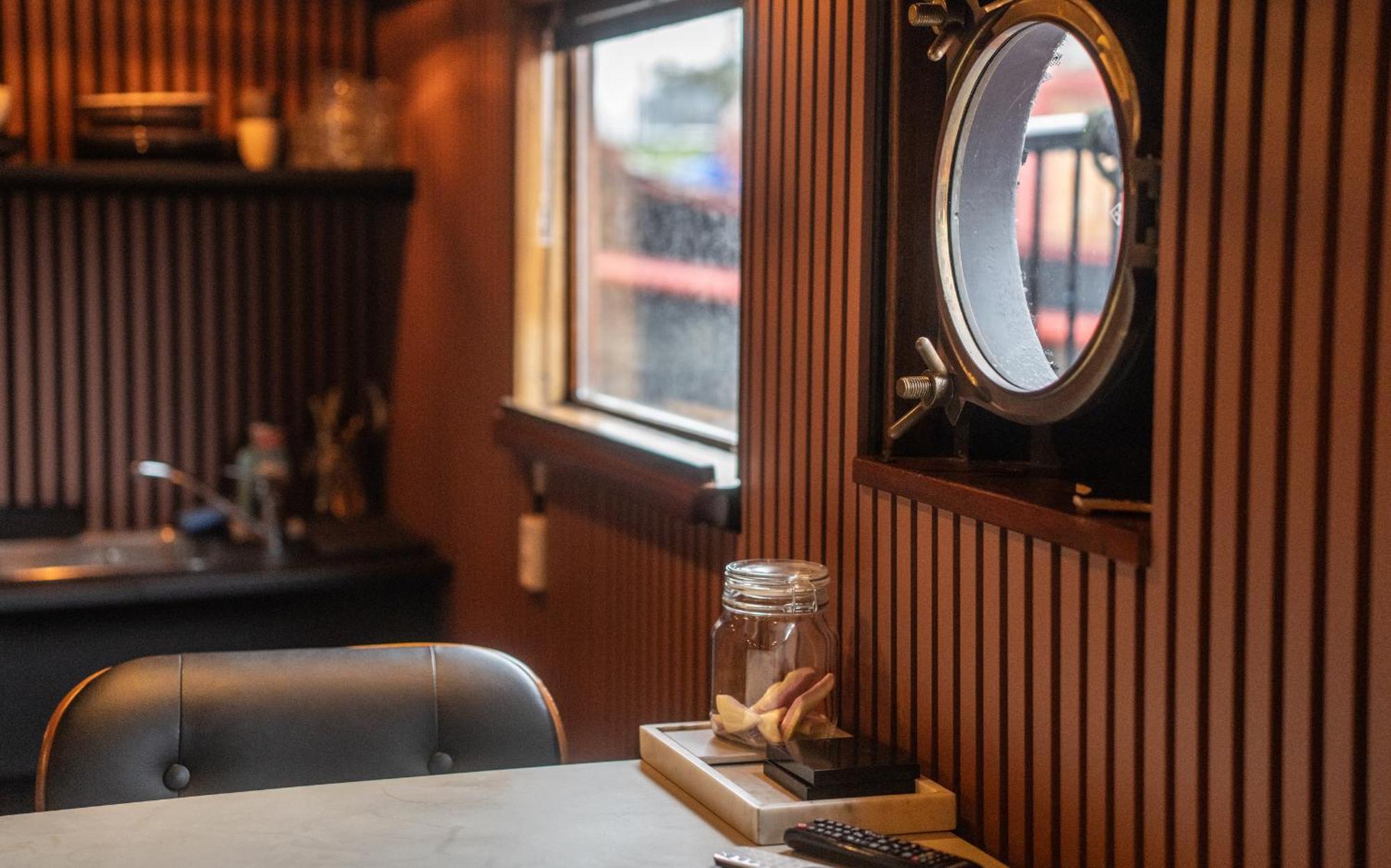 Houseboat-Amsterdam-Classic Luaran gambar