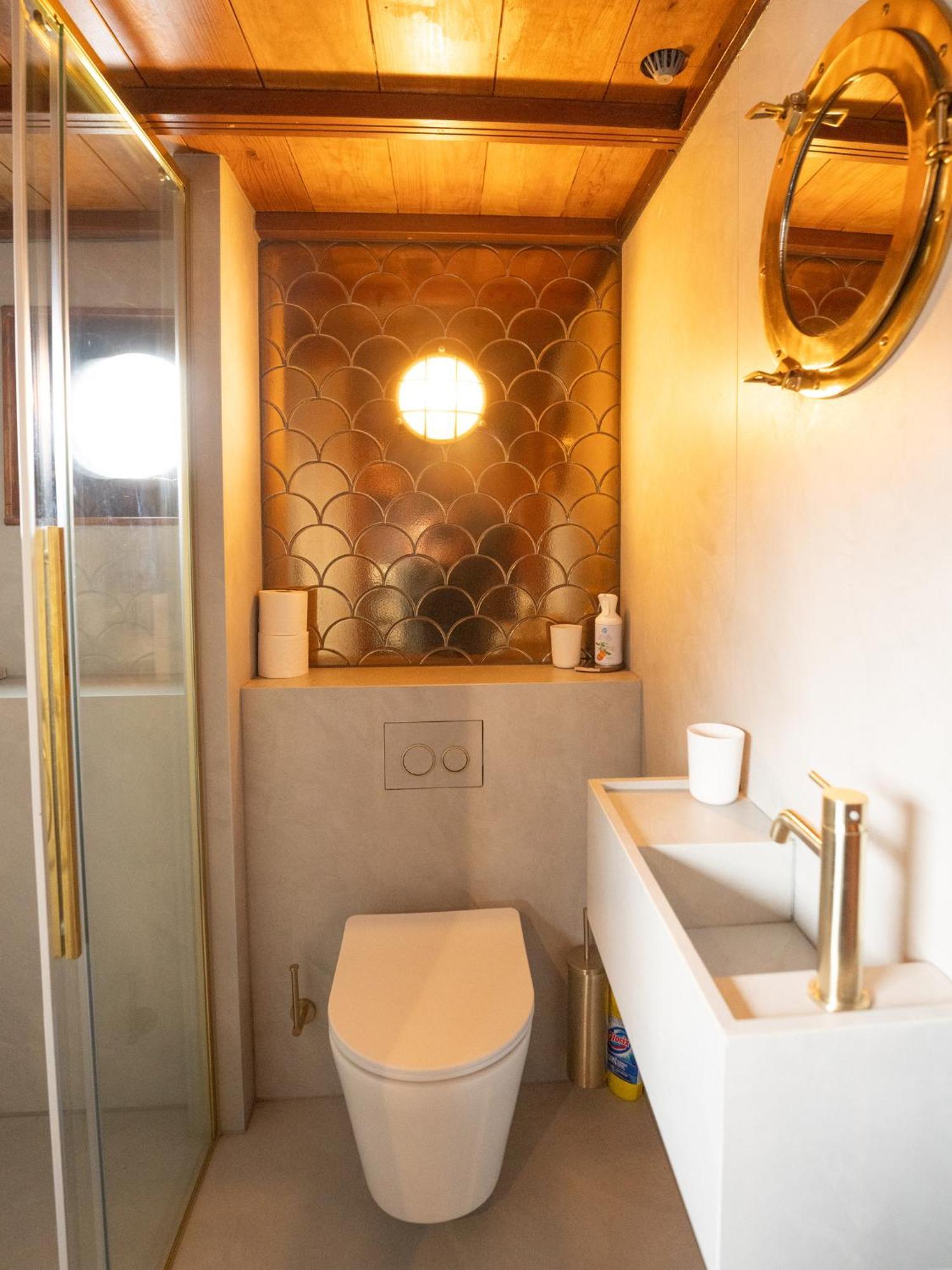 Houseboat-Amsterdam-Classic Luaran gambar